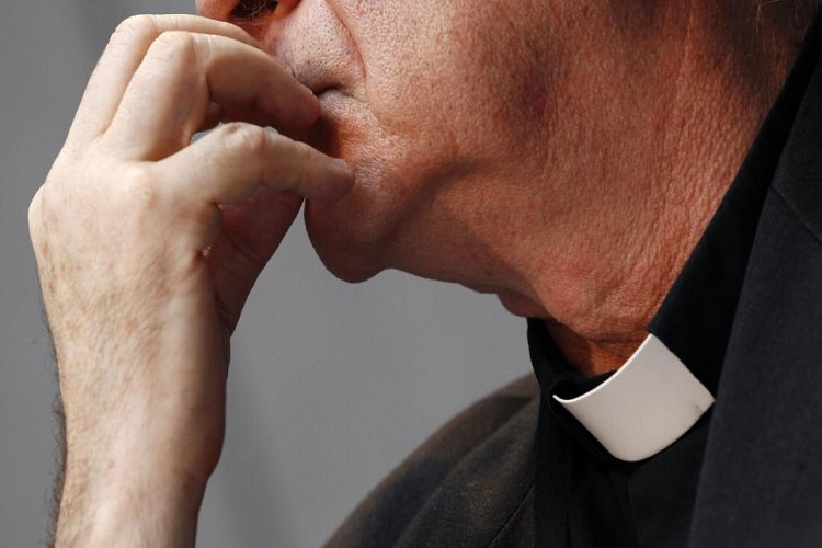 Padre é condenado a 33 anos de prisão por abusar de adolescentes