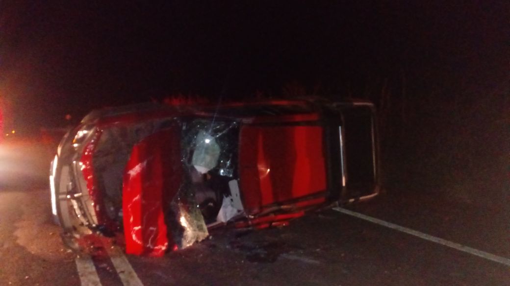 Padre sai ileso após bater e capotar com o carro
