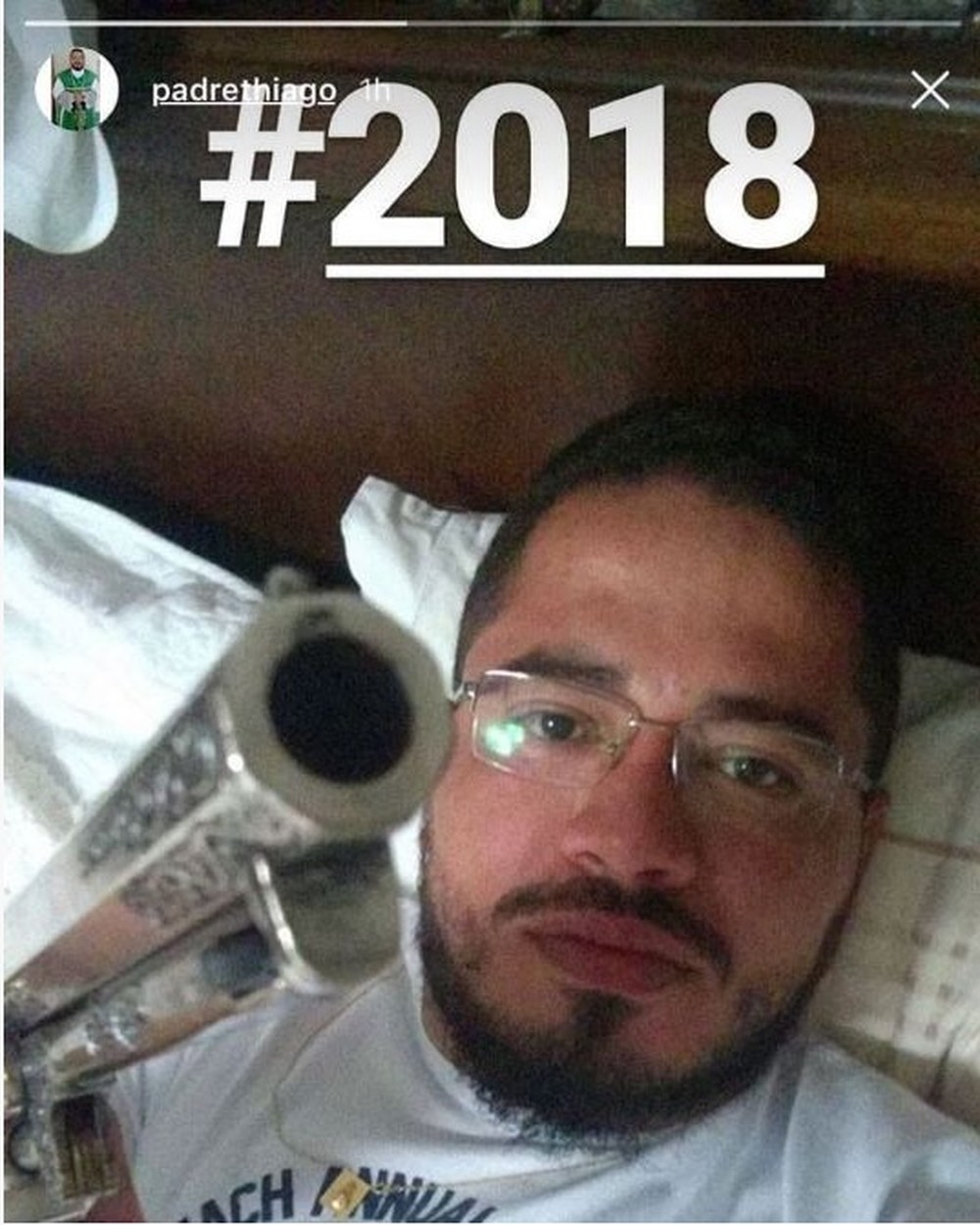 Padre que postou foto com arma pede desculpa
