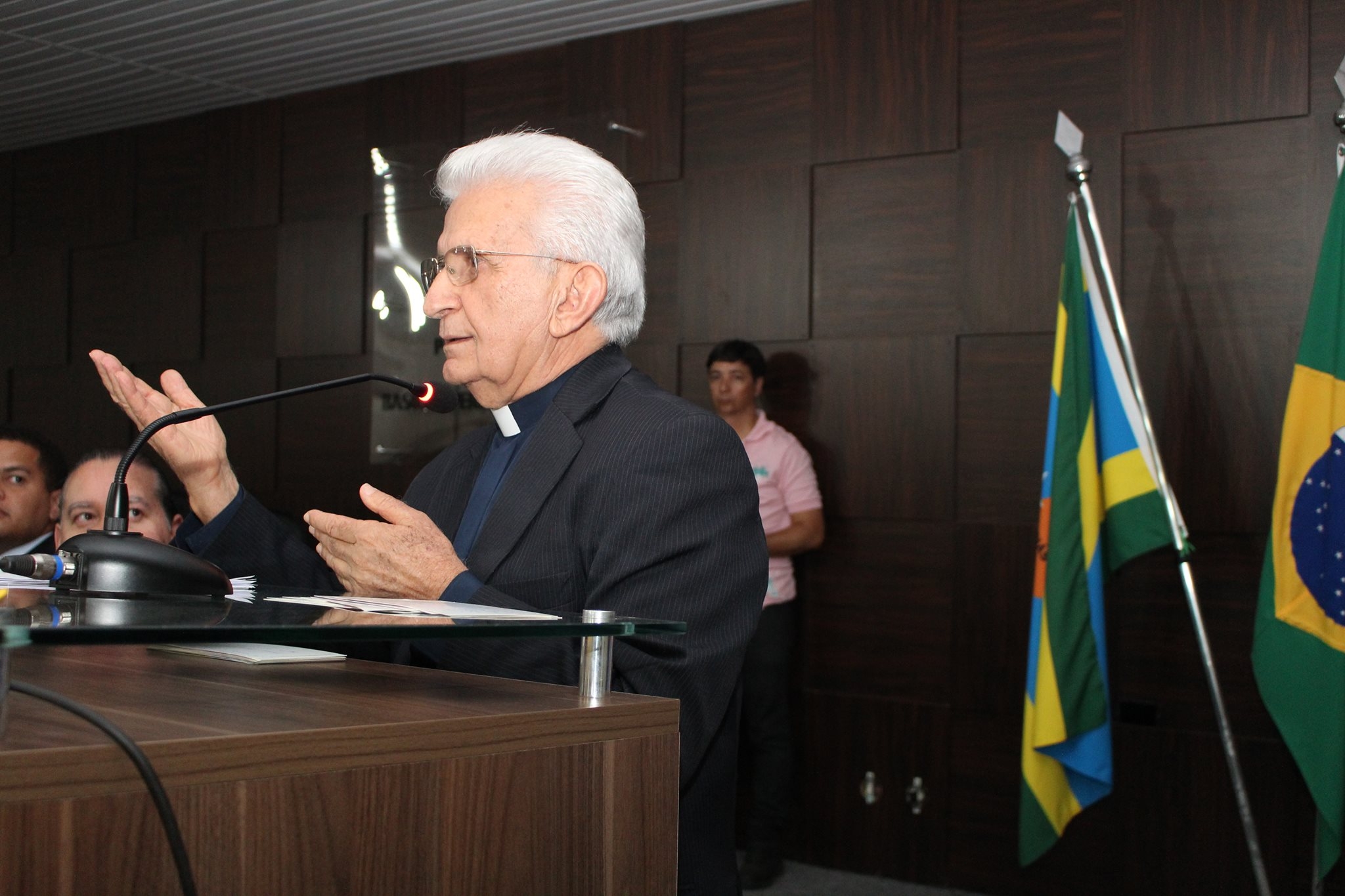 Padre Getúlio declara apoio a André do Premium