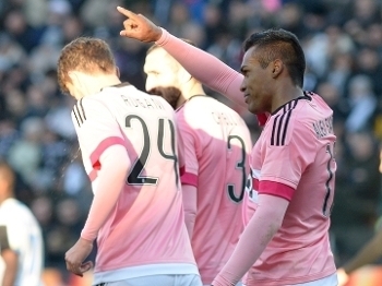 Juve vence décima seguida pelo Calcio