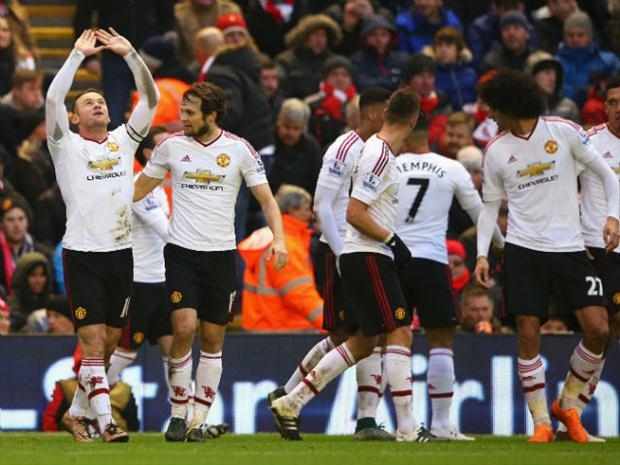Rooney salva United em clássico