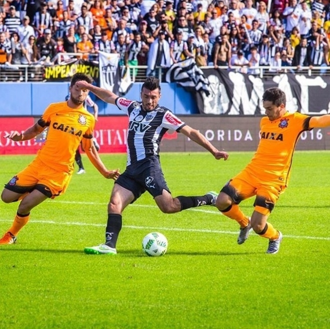 Galo vence e convence