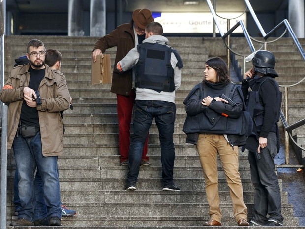 Após tentativa de invasão a uma delegacia, homem é morto em Paris