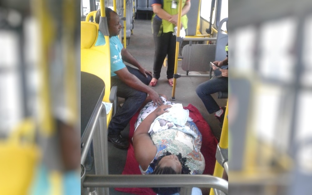 Mulher dá a luz dentro de ônibus em terminal de Goiânia