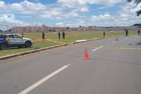 Homem morre ao cair de ônibus em movimento e bater cabeça no meio-fio no DF