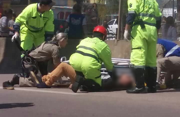 Jovem ouve “pula, pula” e se joga de passarela em BR