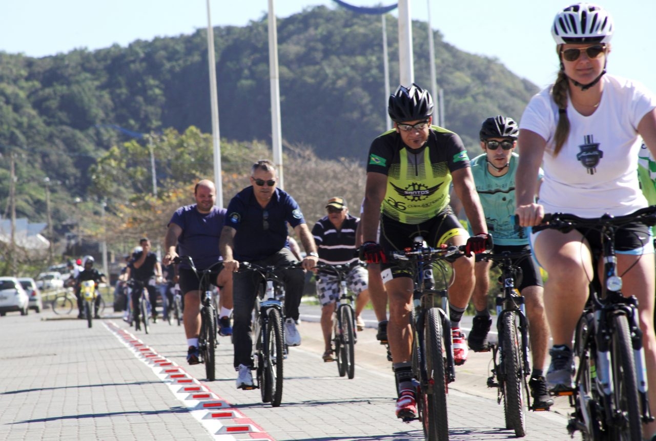 Burger King oferece hambúrguer para participantes de passeio ciclístico em Goiânia