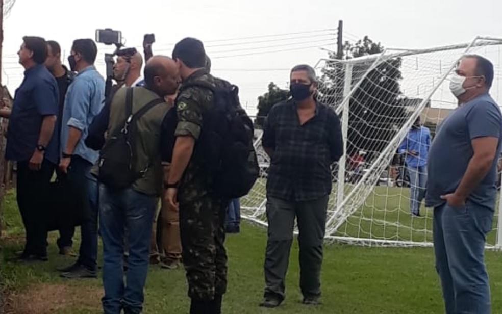 Bolsonaro e Pazuello visitam Goianápolis e causam aglomeração