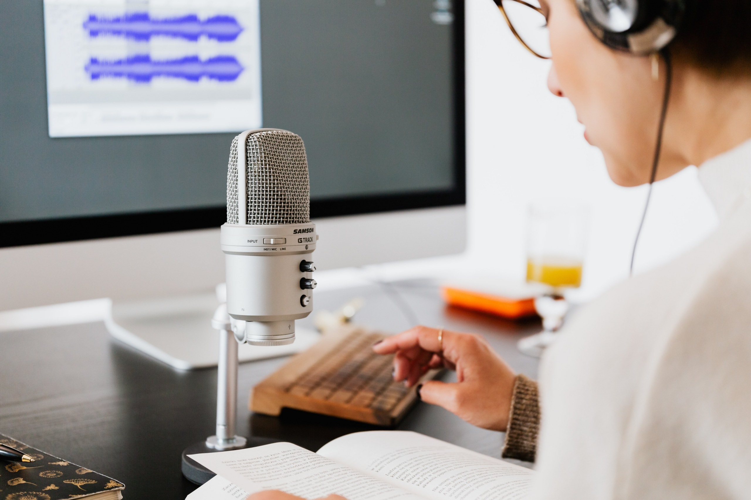 De quem é a voz por trás do rádio?