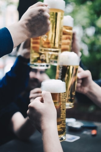 Dia da cerveja: o que você precisa saber sobre a bebida alcoólica mais consumida do mundo