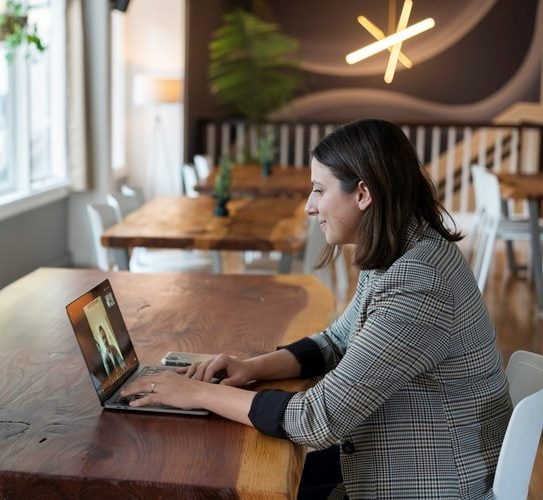 Mulheres sofrem golpe financeiro e amoroso no Tinder