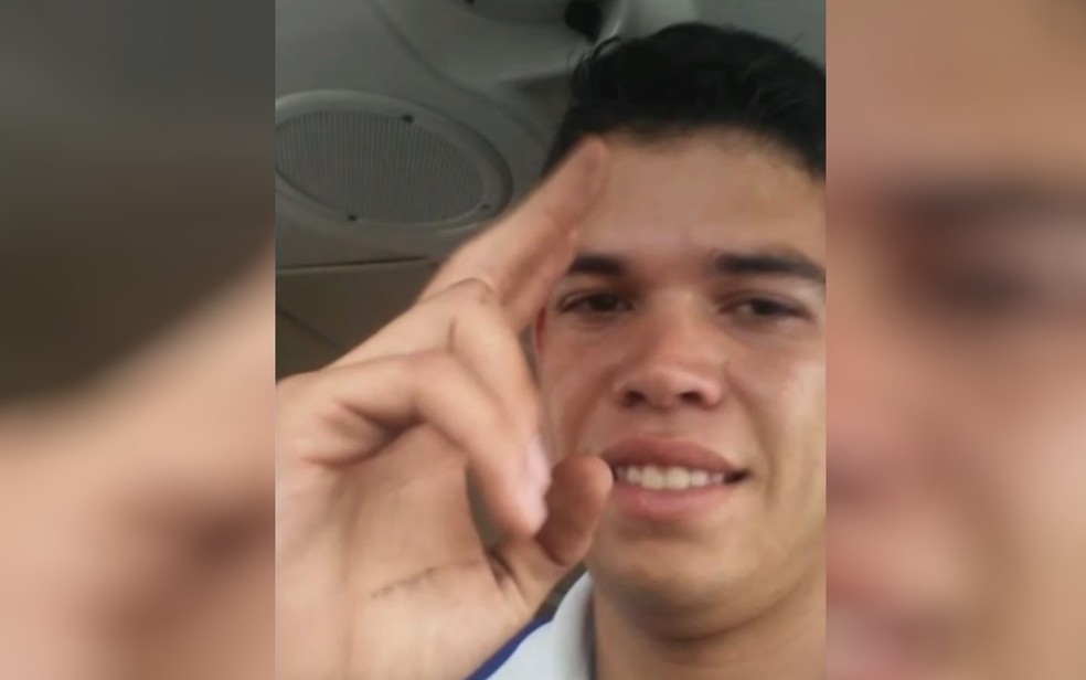 Jovem faz vídeo se exibindo dentro de avião antes de ser preso por posse de drogas