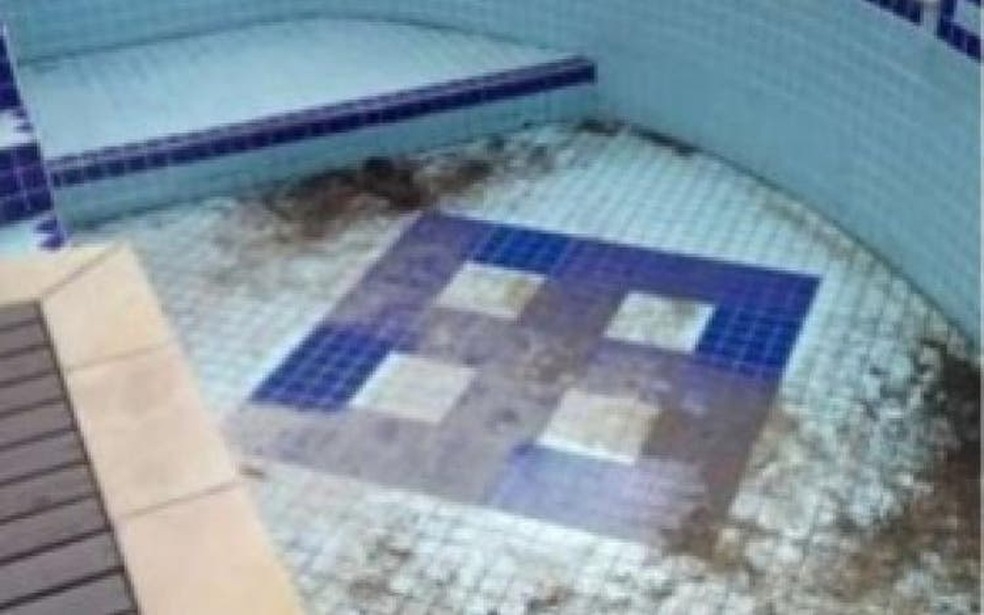 Promotoria pede arquivamento após professor mudar suástica em piscina