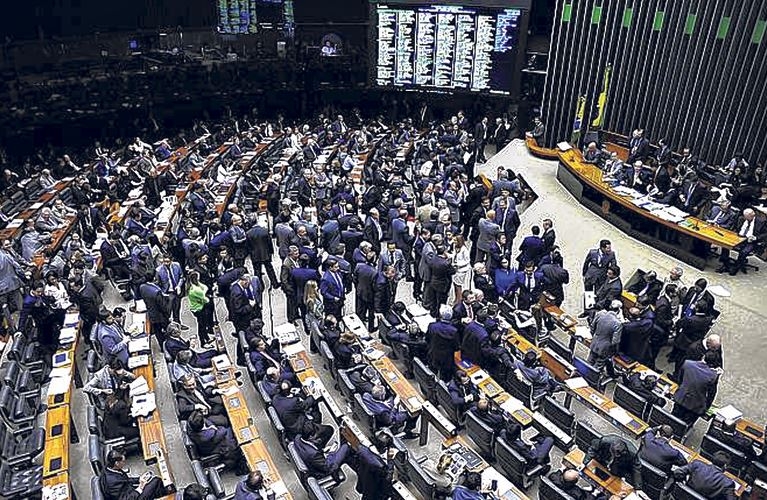 Maioria dos deputados de Goiás vota contra