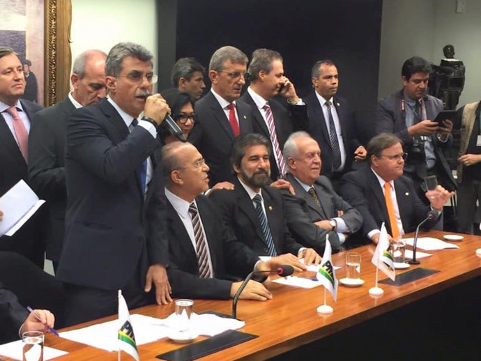 PMDB rompe com governo aos gritos de “fora PT”