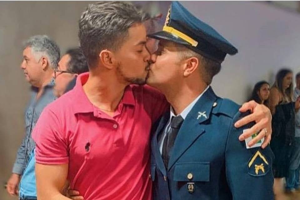 PM que beijou namorado em formatura no DF é ameaçado de morte