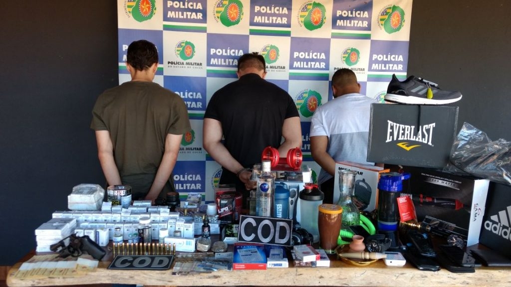 Polícia apreende arma de fogo e anabolizantes em Cachoeira Alta