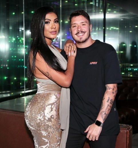 Marido de Pocah desmente Leo Dias na internet