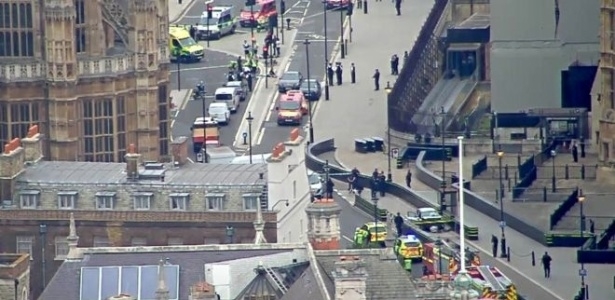 Atentado terrorista: Homem joga carro contra barreiras do Parlamento britânico