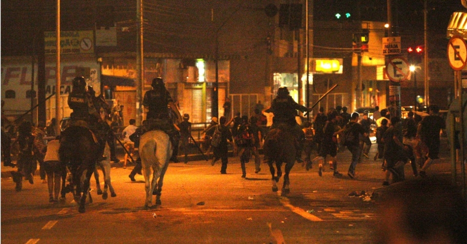 Cavalo fronta o(s) rei(s)