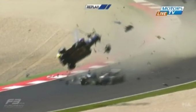 Filho de Nelson Piquet sofre acidente grave na Fórmula 3