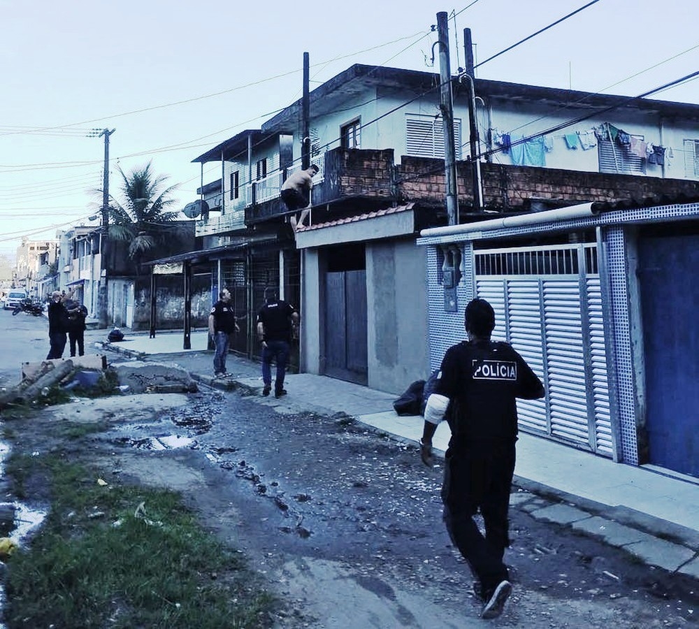 Bandido se atrapalha durante fuga e é preso pendurado em poste