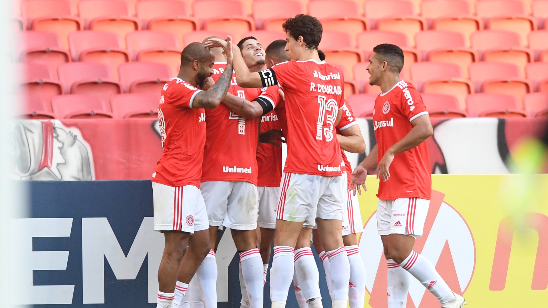 Inter vence o Goiás e se aproxima do líder