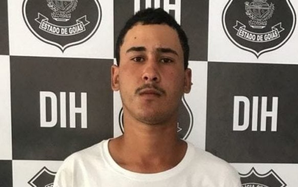 Homem é preso suspeito de matar namorado e escrever as iniciais do próprio nome na barriga da vítima com faca