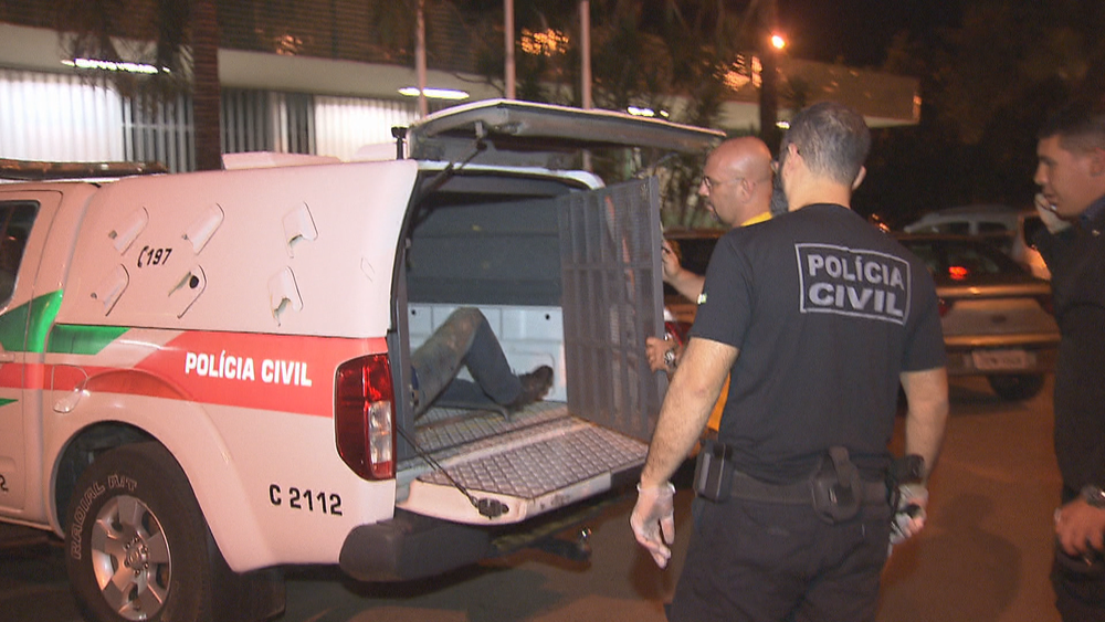 Homem é assassinado com pelo menos cinco tiros dentro de carro
