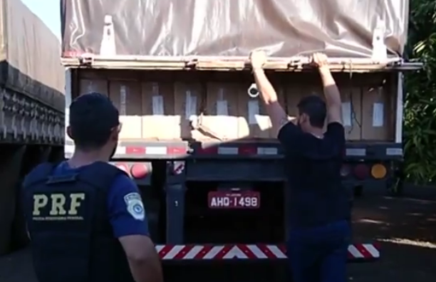 PRF prende caminhoneiros com R$ 22 milhões em cigarros contrabandeados em Goiás