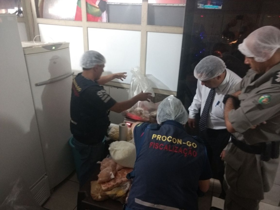 Procon apreende mais de 130 kg de produtos vencidos em bar no Leste Vila Nova
