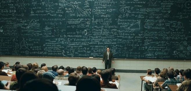 Professor e aluna de 17 anos têm namoro descoberto após vazamento de fotos