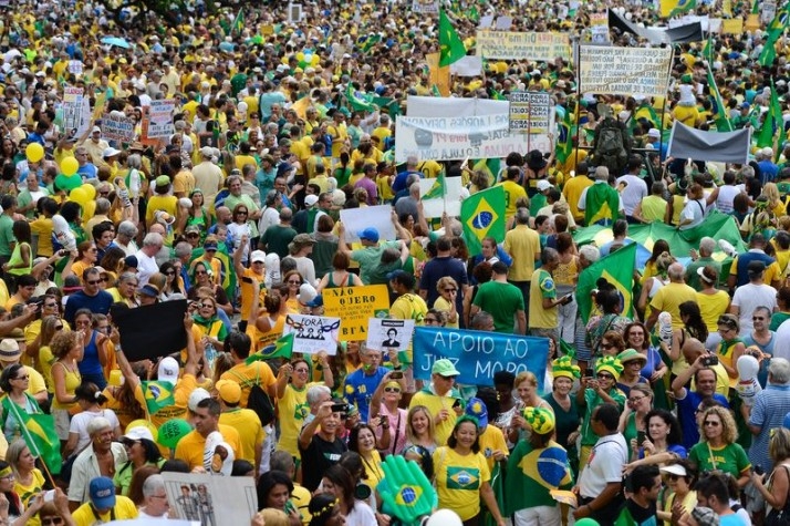 Manifestantes encerram ato em Brasília cantando o Hino Nacional