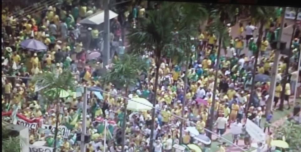 Empresários participam de protestos nas ruas de Goiânia