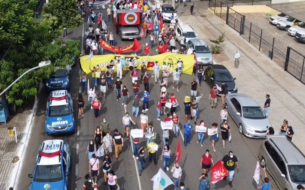Manifestantes protestam contra Bolsonaro, em Goiás