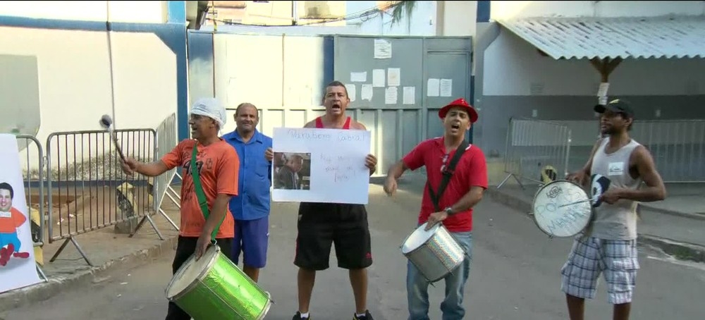 Prisão de Cabral completa um ano e manifestantes comemoram em frente à presídio
