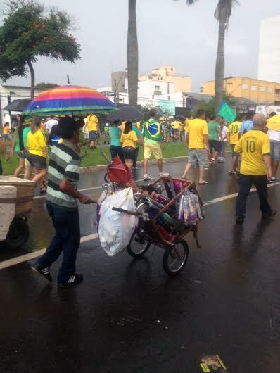 Veja vídeo! Manifestantes seguem para a Polícia Federal