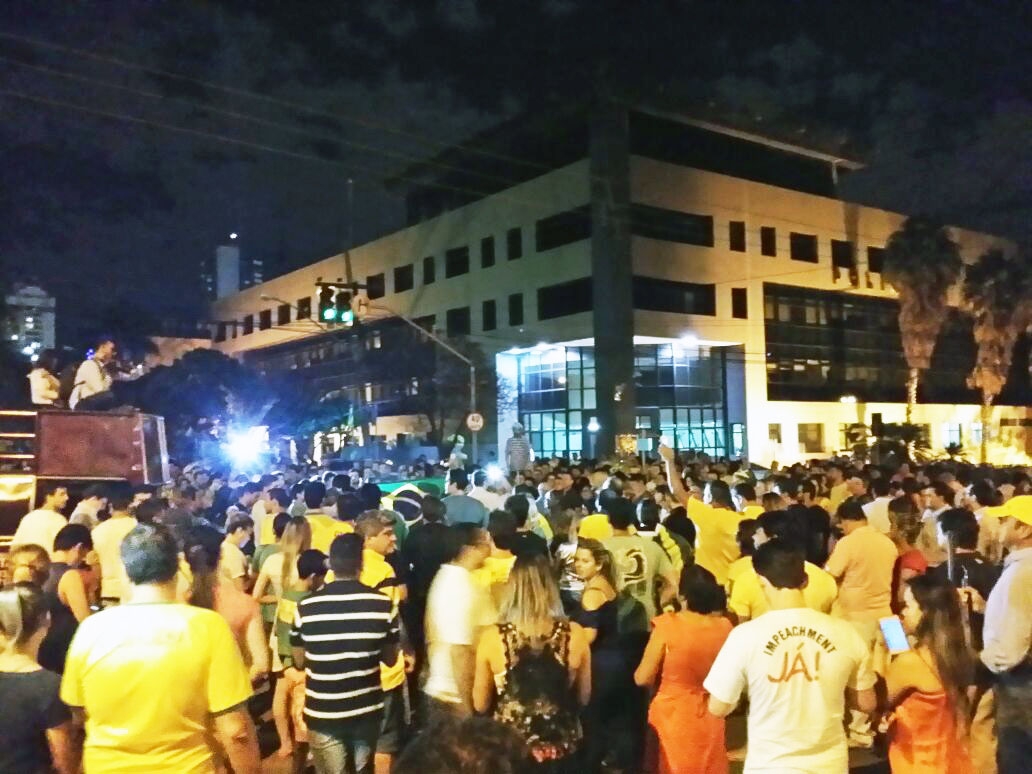 Goianos protestam após ouvirem áudio em que Dilma protege Lula; veja vídeos