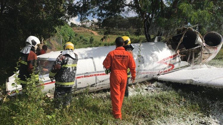 Avião faz pousos e decolagens antes de cair no Aeroporto de Pampulha em BH
