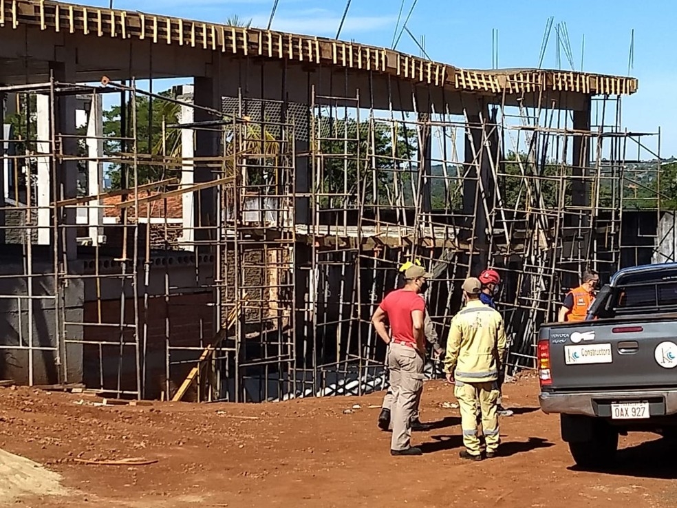 Cinco pessoas foram soterradas em desabamento de laje, em Foz do Iguaçu; duas estão desaparecidas