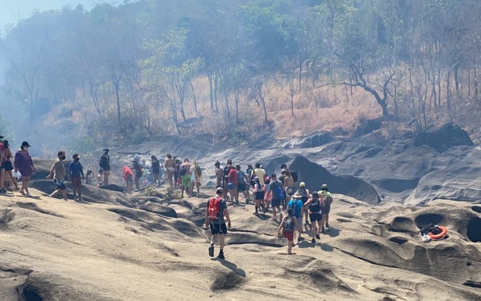 Incêndio atinge Vale da Lua e deixa dezenas de turista isolados