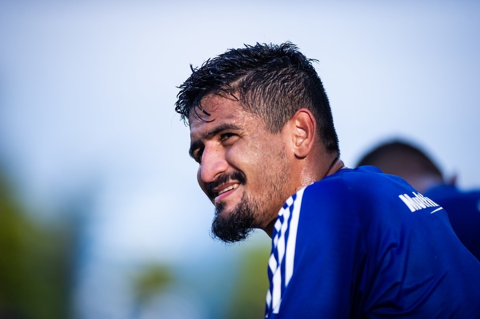 Atlético Goianiense tem zagueiro do Cruzeiro na mira