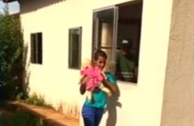 Polícia conclui inquérito e indicia mãe que derrubou filha de dois anos da janela e acusou namorado
