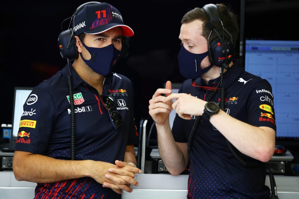 Governo do Bahrein oferece vacina contra Covid-19 para F1; Sainz e Pérez aceitam