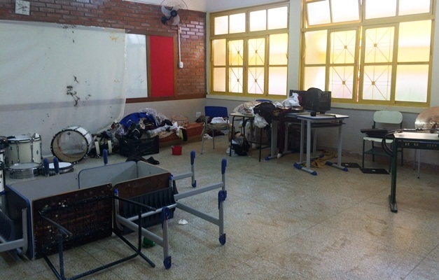 Homem com tornozeleira eletrônica é encontrado entre ocupantes de escola