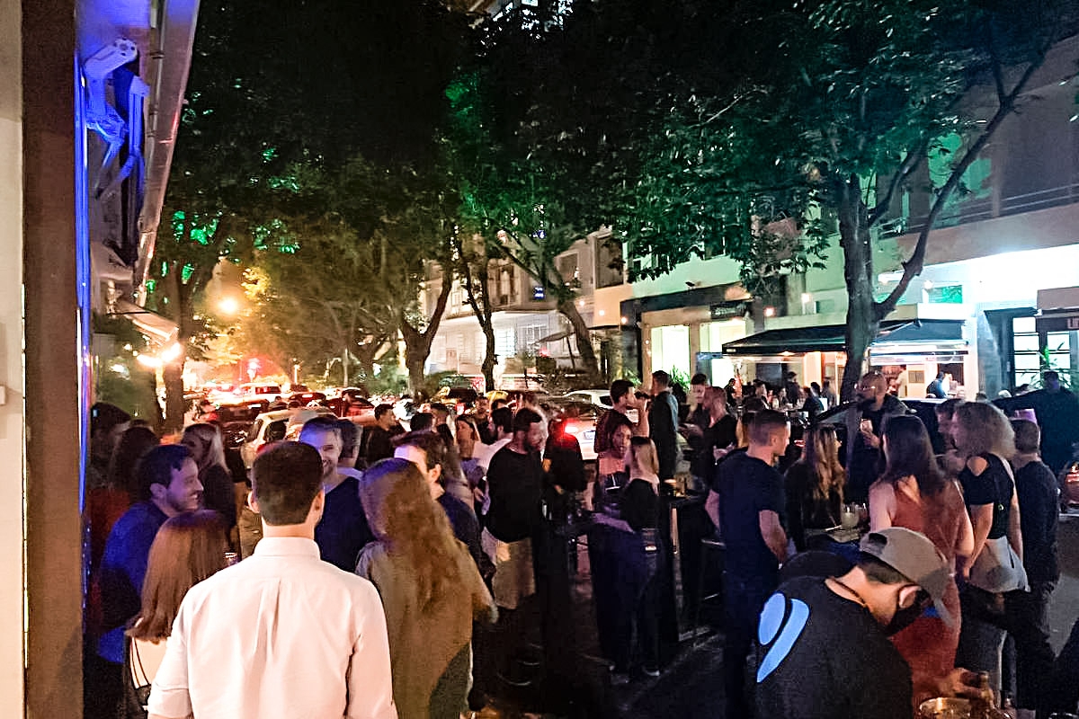 Após apresentar atestado de Covid-19, funcionária é flagrada por patroa em festa