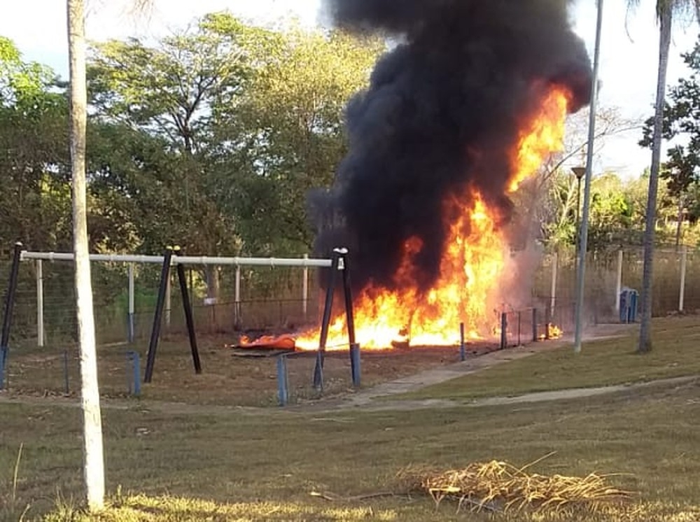 Em Palmas fogo criminoso destrói brinquedos em Parque