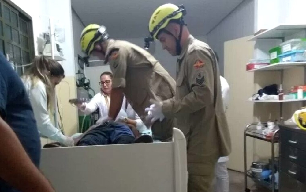 Homem cai de ponte, fica cinco minutos sem respirar e sobrevive