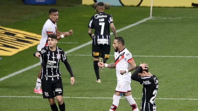 Zé Roberto marca, Fernando Miguel defende pênalti e Atlético-GO estreia com vitória no Brasileirão